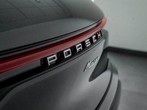 Certified 2025 Porsche Macan image 12
