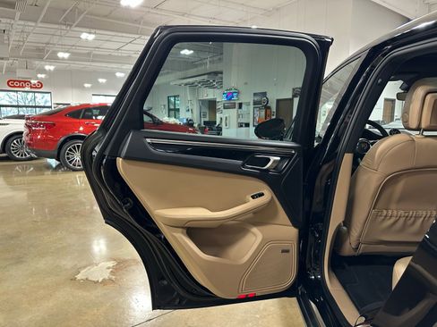 Used 2025 Porsche Macan image 39