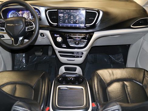 Used 2023 Chrysler Pacifica Touring-L image 18