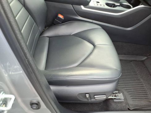 Used 2023 Toyota Highlander XLE AWD/4WD image 18