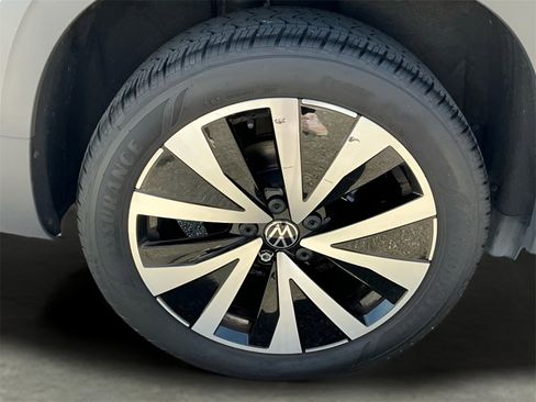 Used 2024 Volkswagen Taos SE image 15