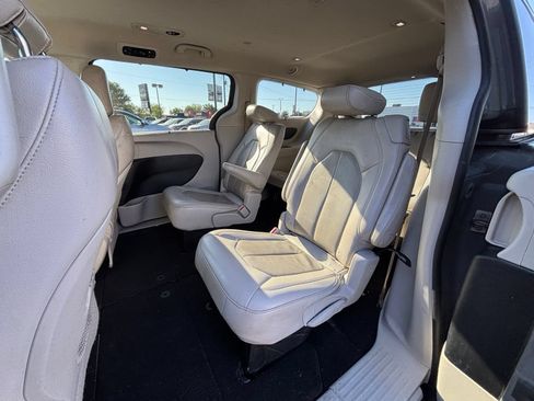 Used 2021 Chrysler Pacifica Touring-L FWD image 14