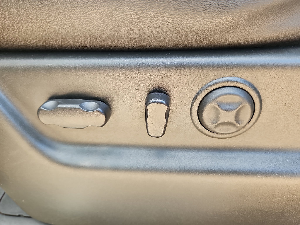 Used 2011 Cadillac Escalade Luxury RWD image 19