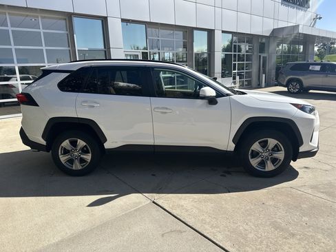 Used 2022 Toyota RAV4 LE AWD/4WD image 10