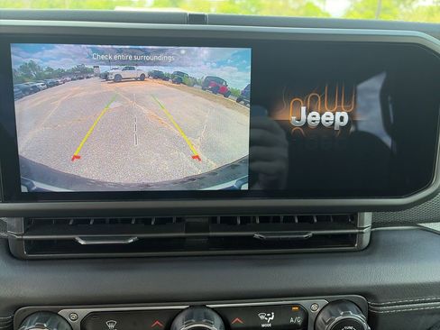 Used 2025 Jeep Wrangler Unlimited Rubicon AWD/4WD image 22
