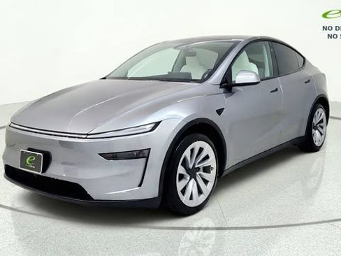 Used 2026 Tesla Model Y AWD image 3