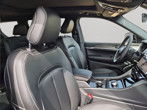 New 2026 Jeep Grand Cherokee L Limited RWD image 17