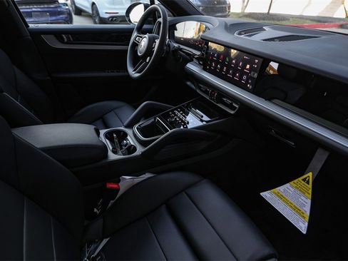 Used 2025 Porsche Cayenne image 27