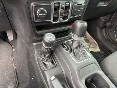 Used 2023 Jeep Gladiator Overland image 16