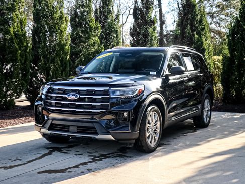 Used 2025 Ford Explorer Active w/ Active Comfort Package image 5