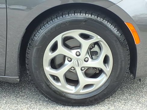 Used 2023 Chrysler Pacifica Limited FWD image 4