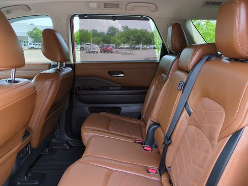 Used 2023 Nissan Pathfinder Platinum w/ Cargo Package AWD/4WD image 14