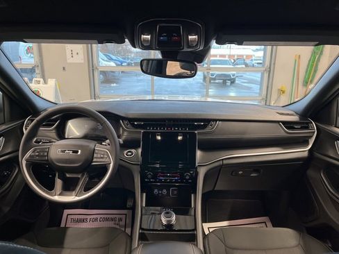 Certified 2024 Jeep Grand Cherokee Laredo image 12