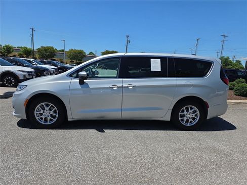 Used 2023 Chrysler Pacifica Touring-L FWD image 8