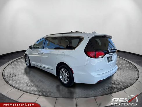 Used 2020 Chrysler Pacifica Touring-L FWD image 3