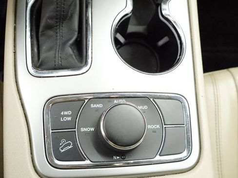 Certified 2018 Jeep Grand Cherokee Limited AWD/4WD image 32