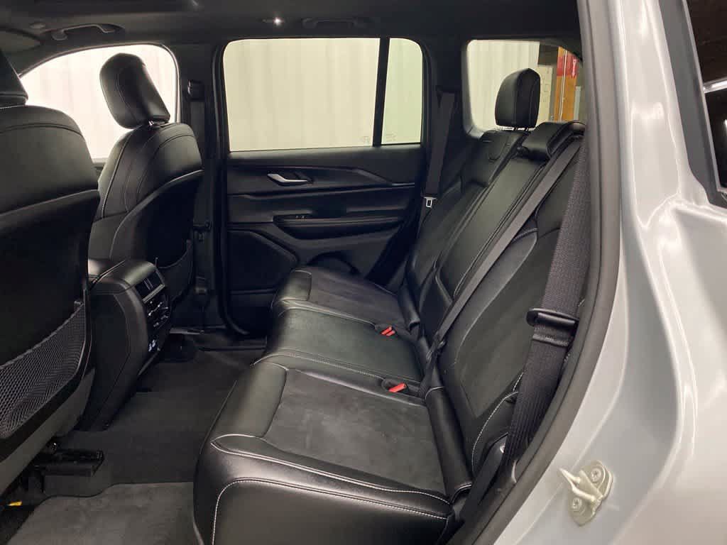Used 2023 Jeep Grand Cherokee Altitude AWD/4WD image 17