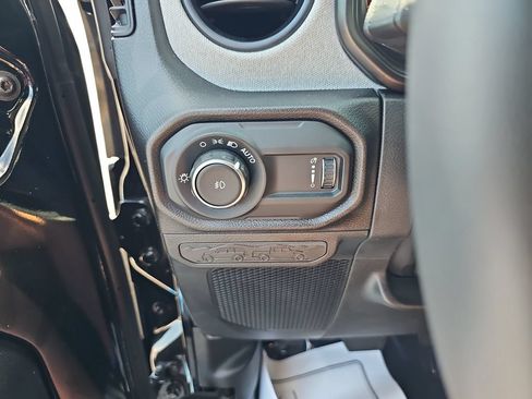 Used 2025 Jeep Wrangler Unlimited Sport AWD/4WD image 35