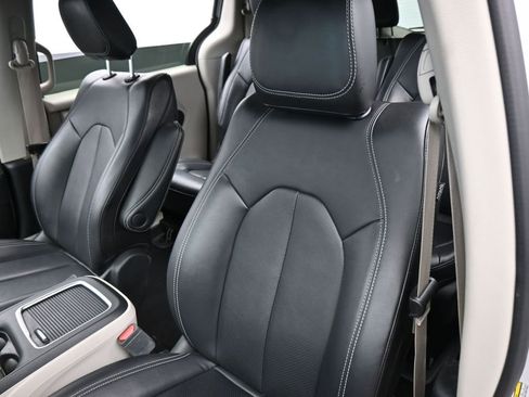 Used 2024 Chrysler Pacifica Select image 12