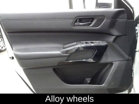 Used 2024 Nissan Pathfinder SV image 16