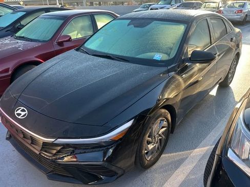 Used 2024 Hyundai Elantra SEL image 2