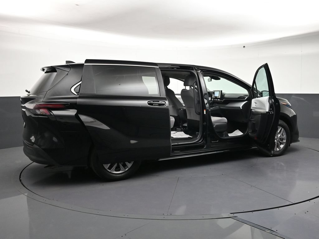 Used 2025 Toyota Sienna LE AWD/4WD image 33