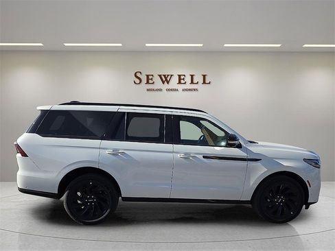 New 2025 Lincoln Navigator Reserve w/ Jet Appearance Package image 5