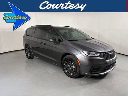 Used 2022 Chrysler Pacifica Limited w/ Uconnect Theater Family Group