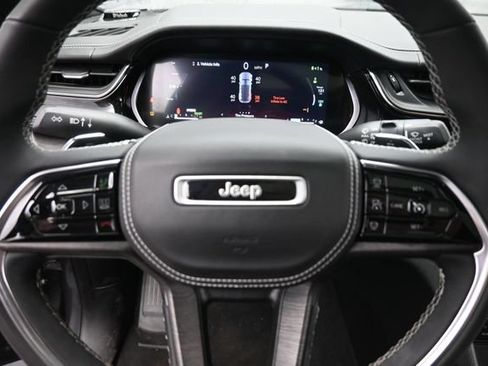 Used 2022 Jeep Grand Cherokee Overland w/ Luxury Tech Group IV AWD/4WD image 17