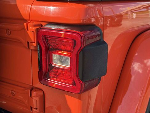 Used 2018 Jeep Wrangler Unlimited Rubicon AWD/4WD image 17