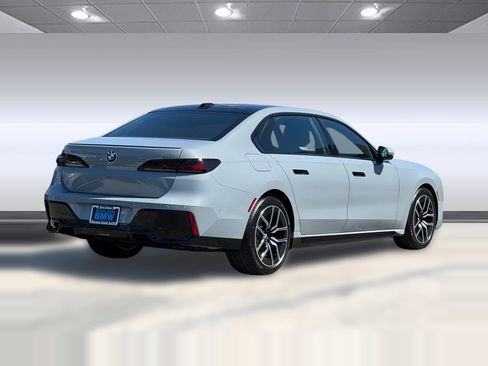 New 2025 BMW 740i image 8