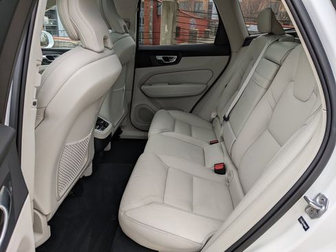 Used 2022 Volvo XC60 B5 Inscription w/ Advanced Package image 23