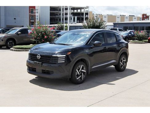 Used 2025 Nissan Kicks SV w/ Charging Package FWD image 2