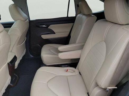 Used 2022 Toyota Highlander XLE FWD image 12