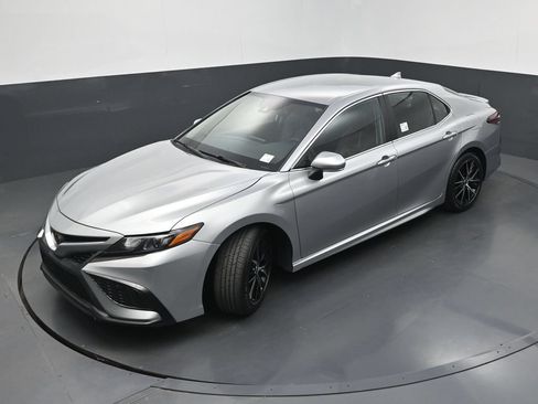 Used 2022 Toyota Camry SE w/ Convenience Package FWD image 32