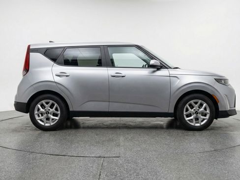 Used 2025 Kia Soul LX w/ LX Technology Package image 11