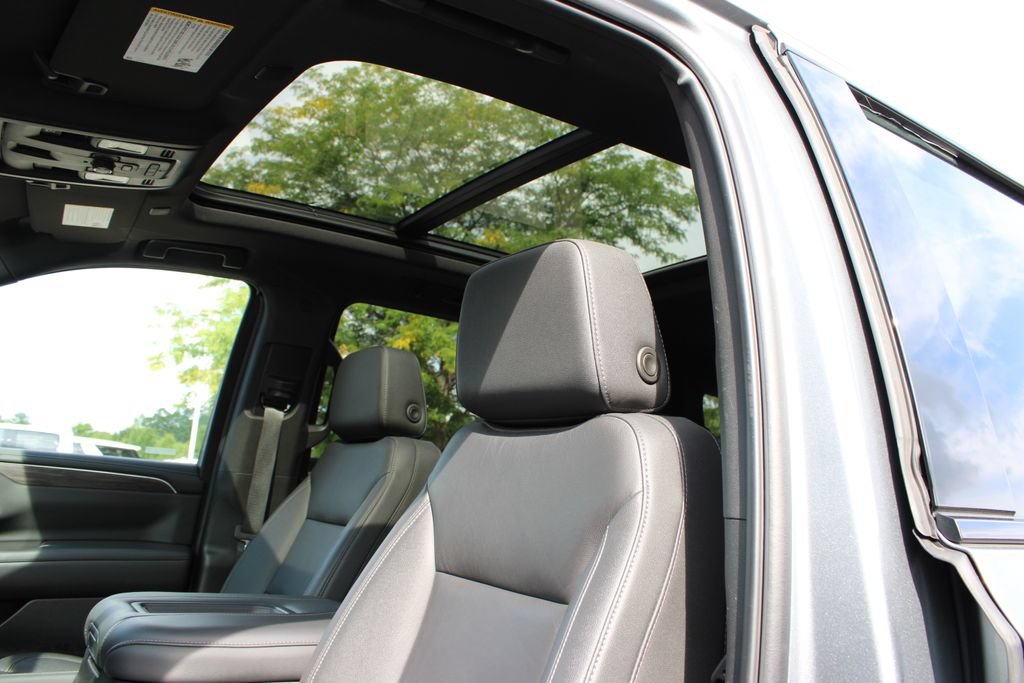 Used 2024 Chevrolet Suburban Z71 w/ Luxury Package AWD/4WD image 17
