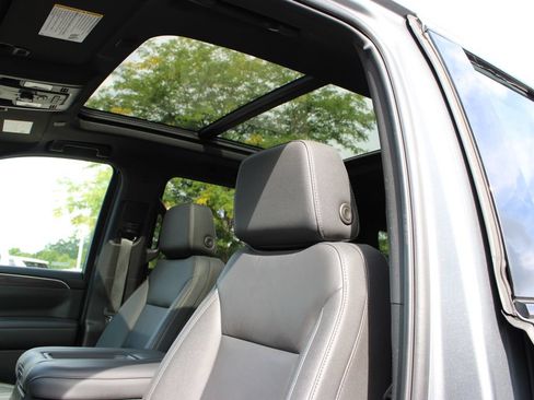 Used 2024 Chevrolet Suburban Z71 w/ Luxury Package AWD/4WD image 17