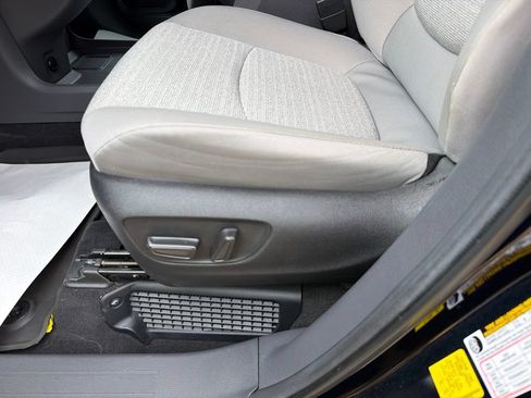 Used 2024 Toyota Sienna LE FWD image 10