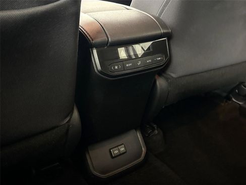Certified 2025 Toyota Highlander LE FWD image 32