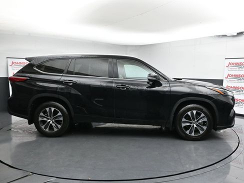 Used 2023 Toyota Highlander XLE image 9