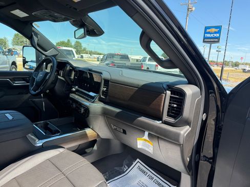 Used 2025 Chevrolet Silverado 2500 High Country w/ Z71 Off-Road Package AWD/4WD image 32