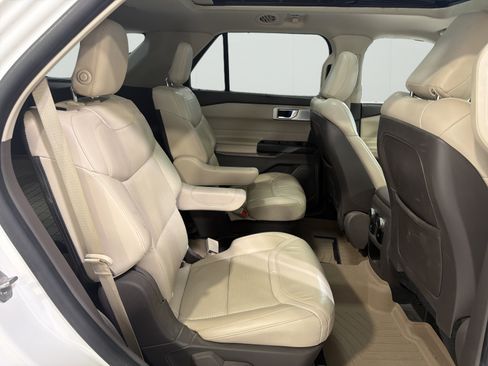 Used 2020 Ford Explorer Platinum w/ Premium Technology Package AWD/4WD image 11
