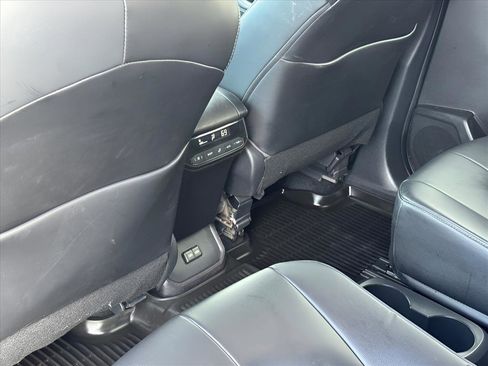 Used 2022 Toyota Highlander XSE image 18