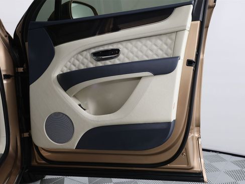 Used 2021 Bentley Bentayga image 27