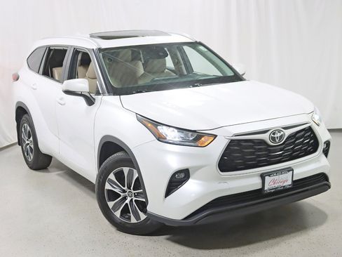 Used 2024 Toyota Highlander XLE AWD/4WD image 6