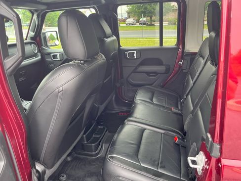 Used 2021 Jeep Wrangler Unlimited Sahara w/ Uconnect 4C Nav & Sound Group AWD/4WD image 11