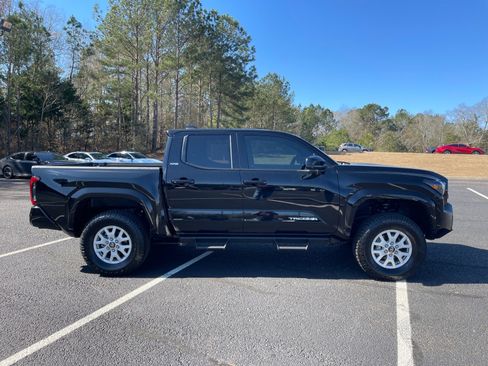 Used 2025 Toyota Tacoma SR5 image 21