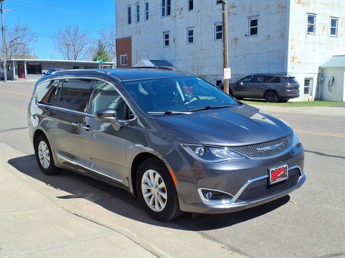 Used 2019 Chrysler Pacifica Touring-L image 4