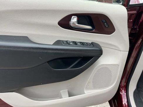 Used 2020 Chrysler Pacifica Limited FWD image 32